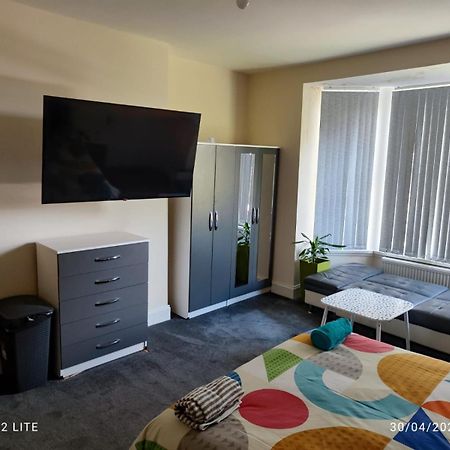 Ensuite Room With Private Bathroom At וואלסל חדר תמונה