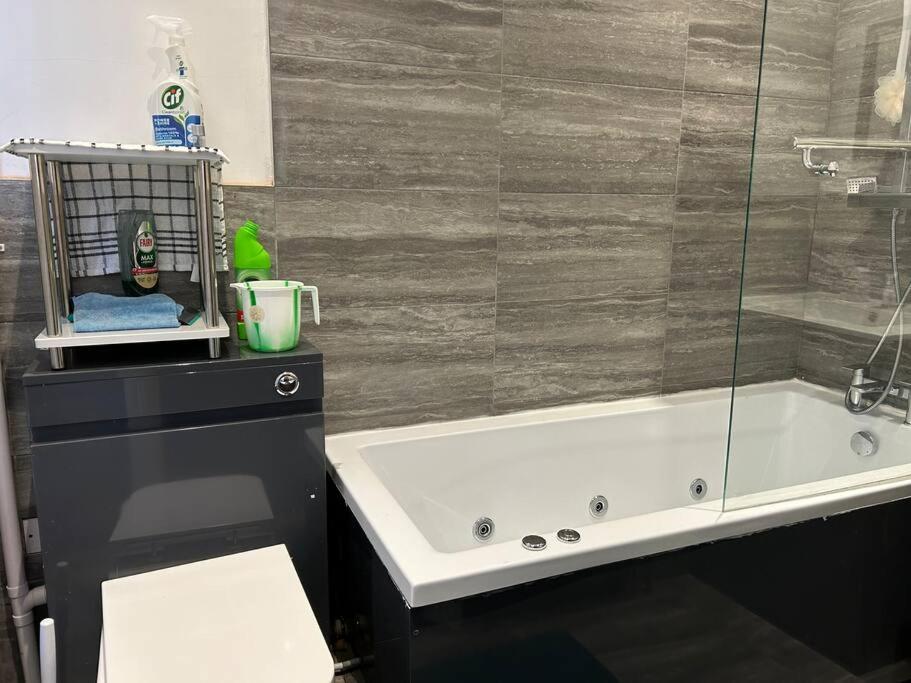 Ensuite Room With Private Bathroom At וואלסל מראה חיצוני תמונה