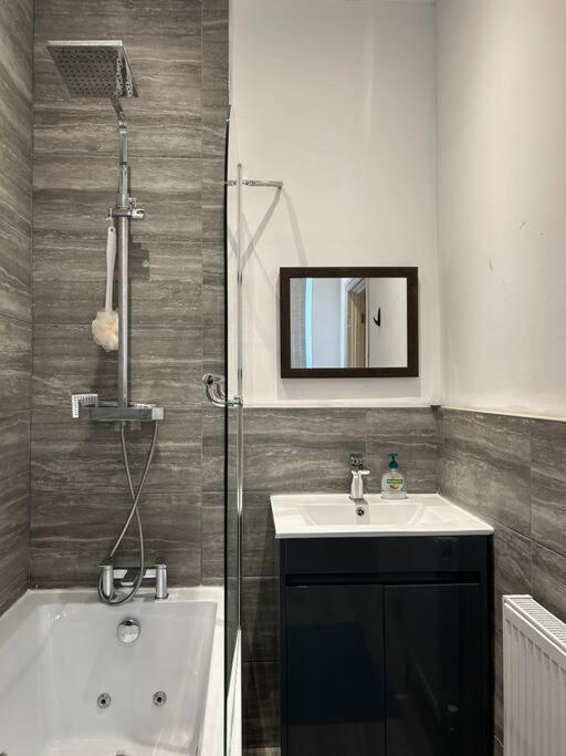 Ensuite Room With Private Bathroom At וואלסל מראה חיצוני תמונה