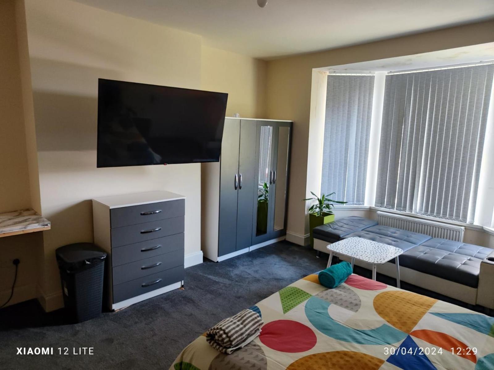 Ensuite Room With Private Bathroom At וואלסל חדר תמונה