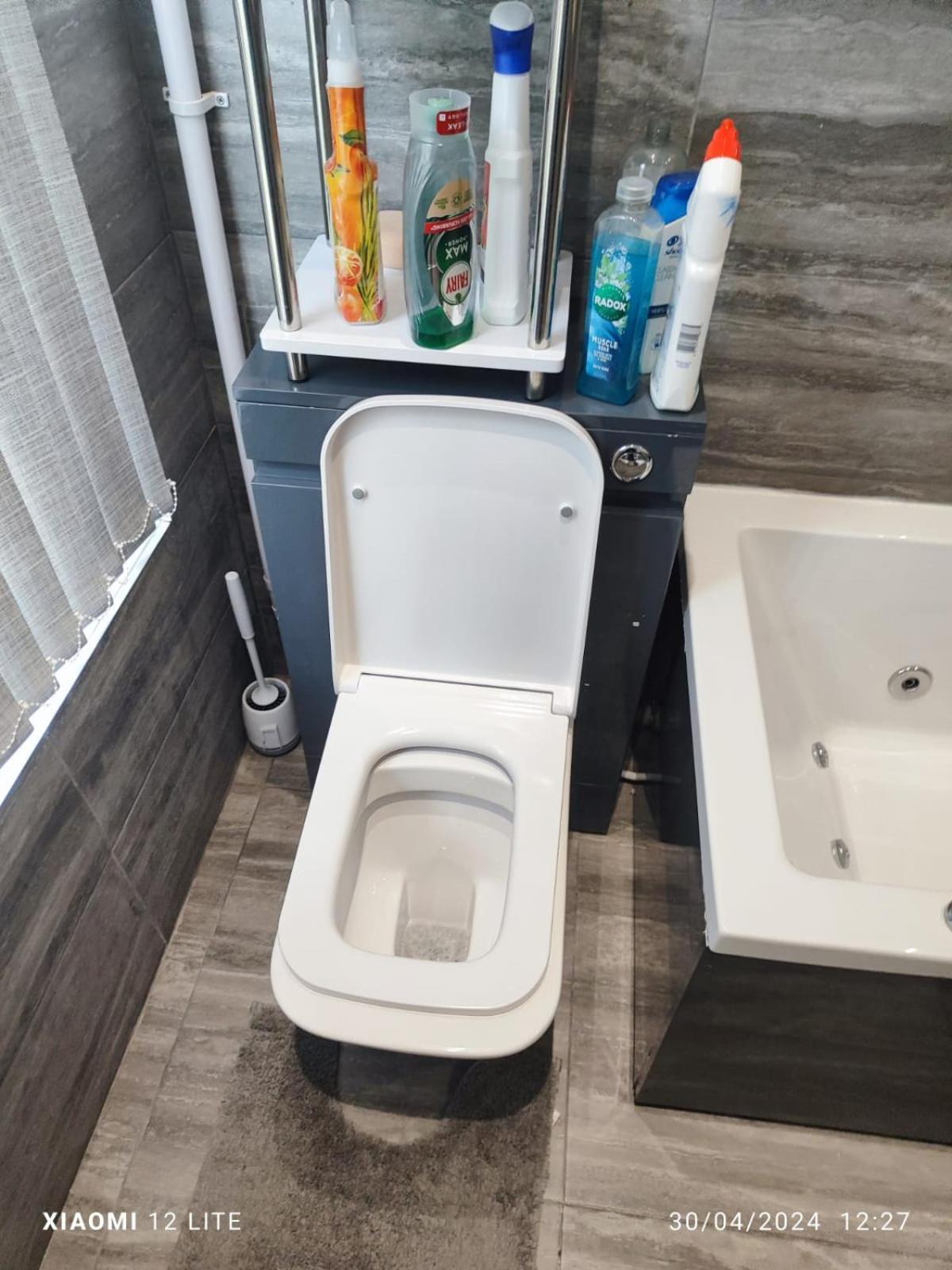Ensuite Room With Private Bathroom At וואלסל חדר תמונה